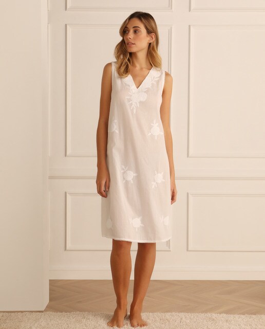 Camisa de dormir curta sem mangas e com bordado floral