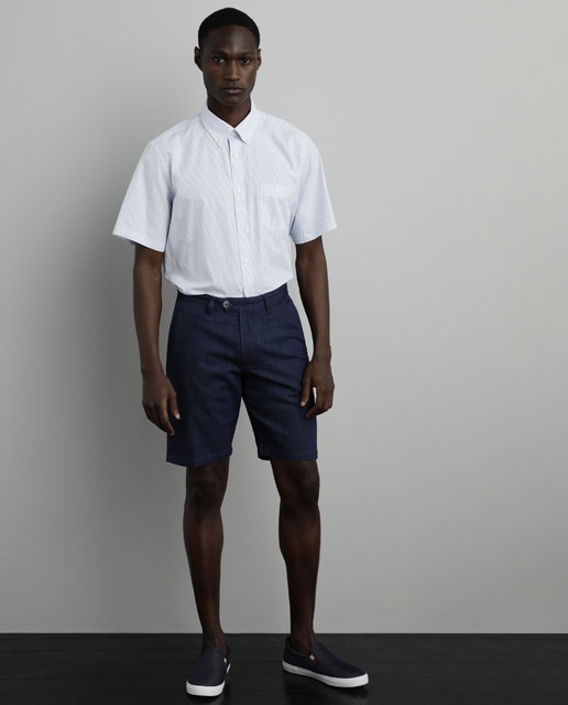 outfit bermuda azul marino hombre