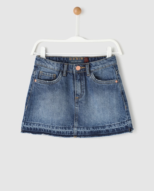 Falda vaquera de niña azul bajo desflecado