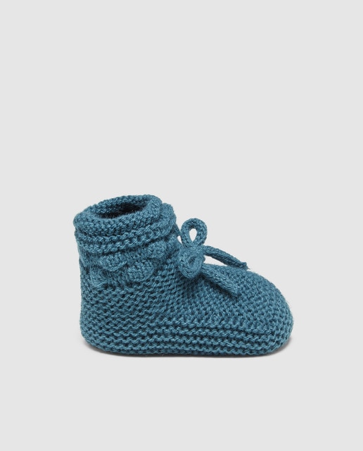Patucos de bebés azules con cordón