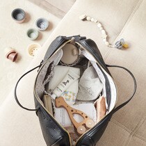Sac layette avec matelas à langer Pasito a pasito London, cuir synthétique noir avec des étoiles