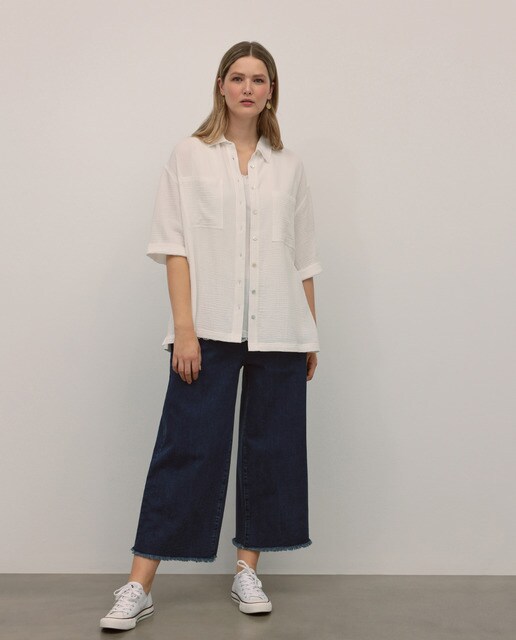 Women's loosefitting jeans with pockets and zip fastening · Women's