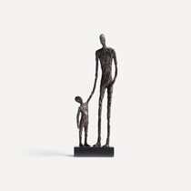 El Corte Inglés Paraná father and son sculpture