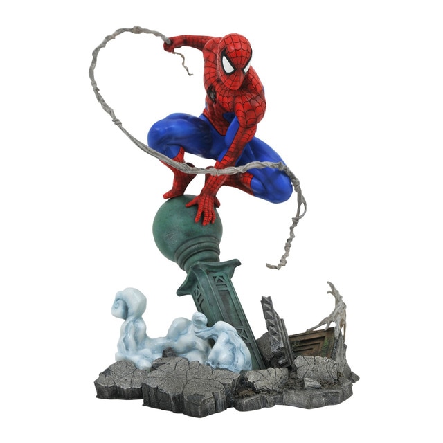 Estatua Marvel Universo Spider-Man En Farola.