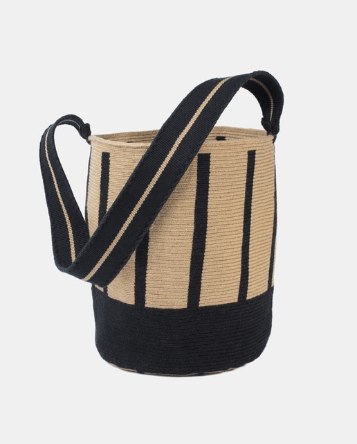 Bolso de hombro Isashi tejido a mano en beige con cierre ajustable
