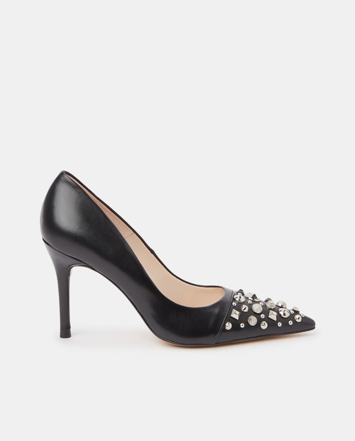 Zapatos de salón de mujer en negro de piel con adorno de pedrería y tacón de aguja