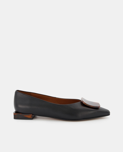 Slippers de mujer en negro de piel con adorno y puntera afilada