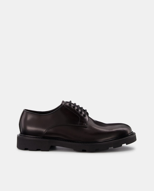 Zapatos de cordones de hombre en negro de piel con pala lisa y suela dentada