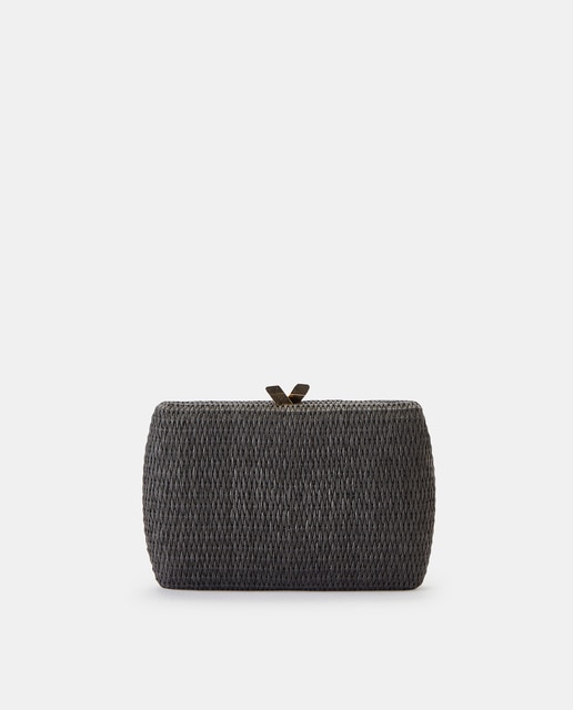 Clutch de fiesta de rafia sintética en negro con asa dorada