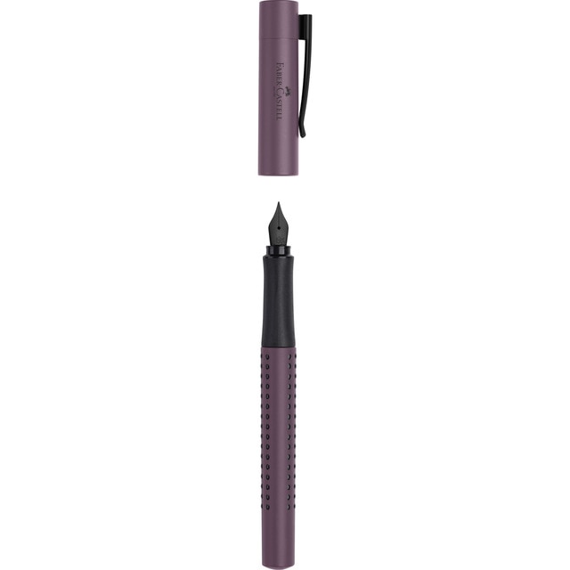 Pluma estilográfica GRIP 2022 punta M color del cuerpo frutos del bosque Faber-Castell.