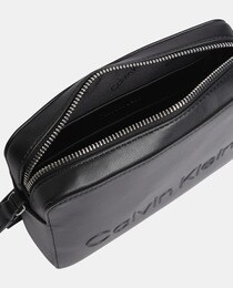 Petit sac à bandoulière noir avec logo gravé de la marque