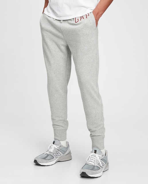 Jogger de deporte largo de hombre gris claro