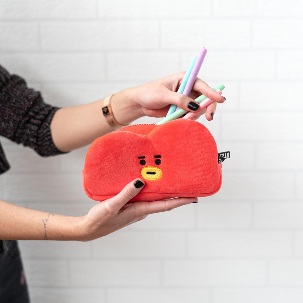 Estojo BT21 Tata em Felpa - Vermelho/Amarelo 6
