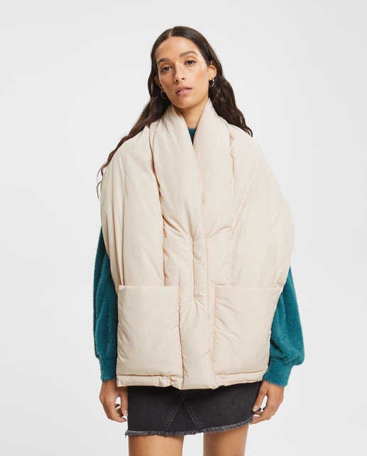 Capa acolchada en beige con interior de pelo sintético