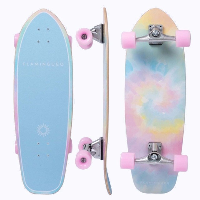 Surfskate Flamingueo diseño tie dye.