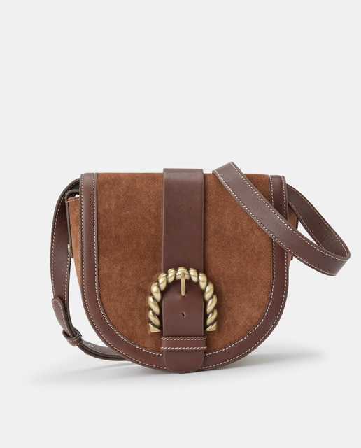 Bandolera de piel marrón con detalle de hebilla en la solapa