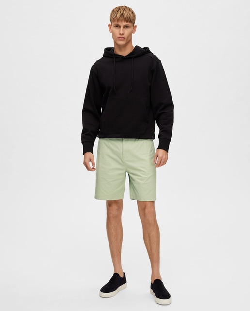 Bermudas de hombre compuesto por algodón orgánico.