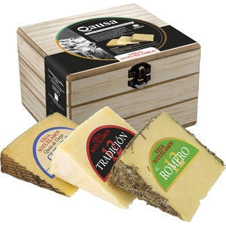 VEGA SOTUELAMOS Qausa caja de madera con 3 cuñas de queso de oveja caja 660 g curado, romero y manteca
