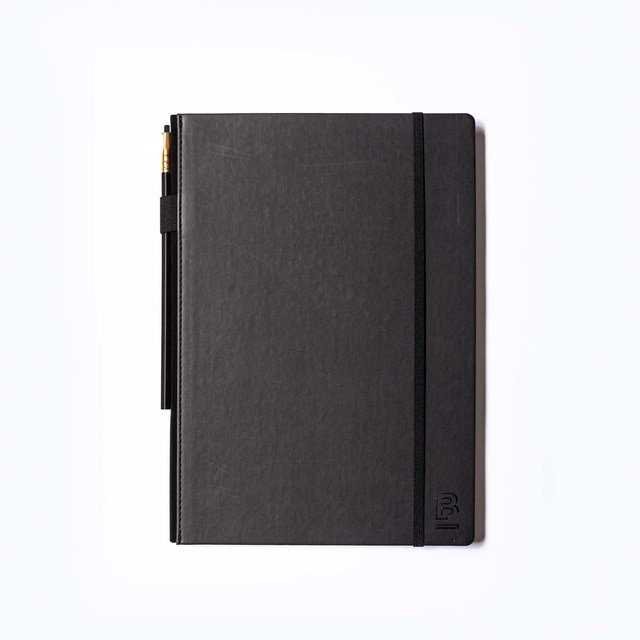 Cuaderno grande A4 de tapa dura negra y papel marfil puntos Blackwing.