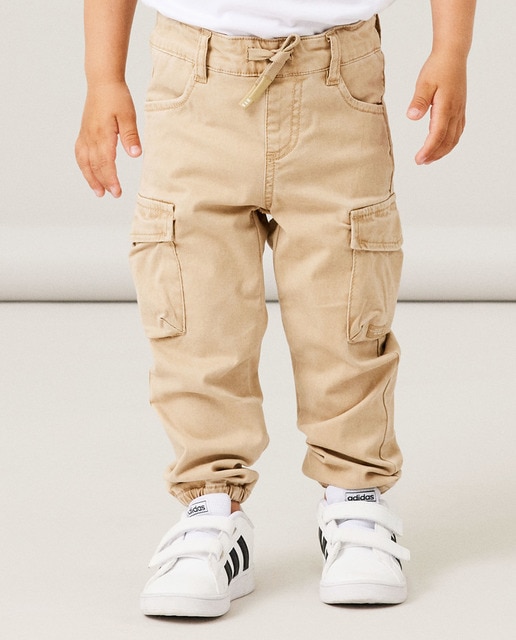 Pantalón estilo cargo de niño con cintura ajustable
