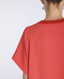 Caftán largo en coral con cuello V y detalles de lazada