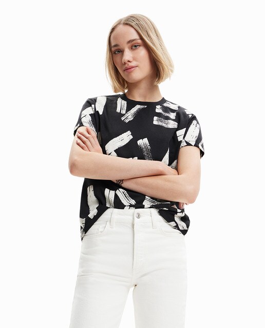 T-shirt with arty letters