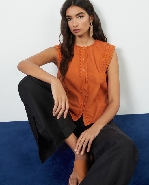 Blusa de manga corta con entredoses