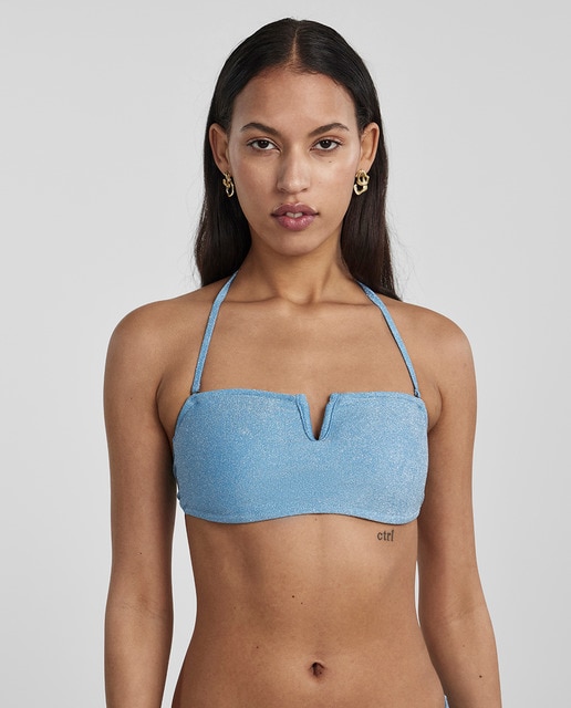 Top bikini bandeau de lúrex con cut out