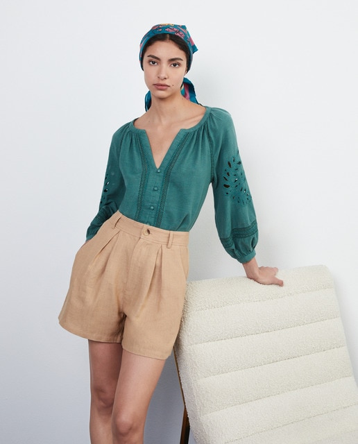 Blusa con bordados de manga 3/4