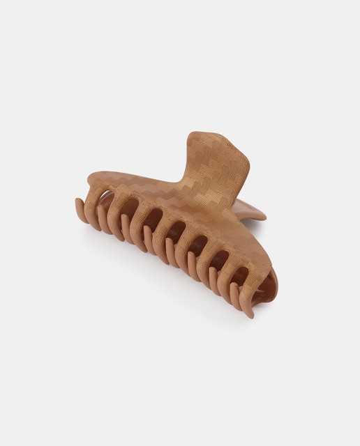 Pinza plana marrón con grabado zigzag