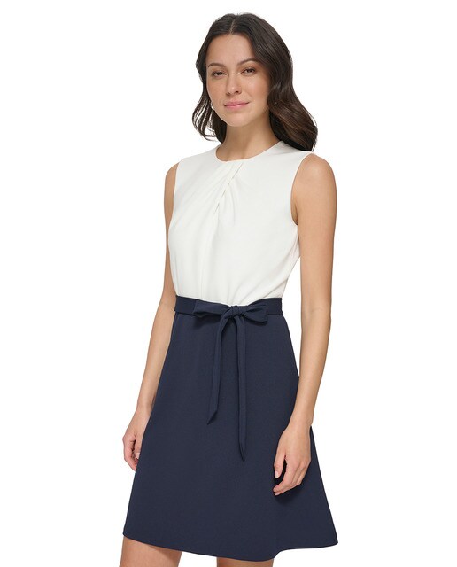 Short sleeveless dress with a round collar