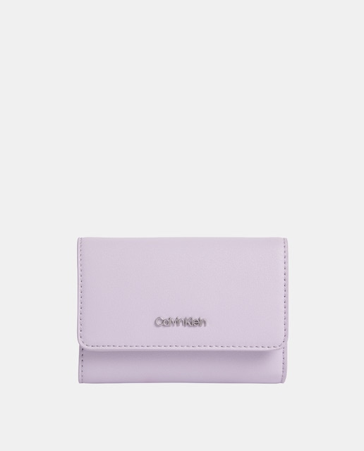 Cartera pequeña de material reciclado en morado con solapa