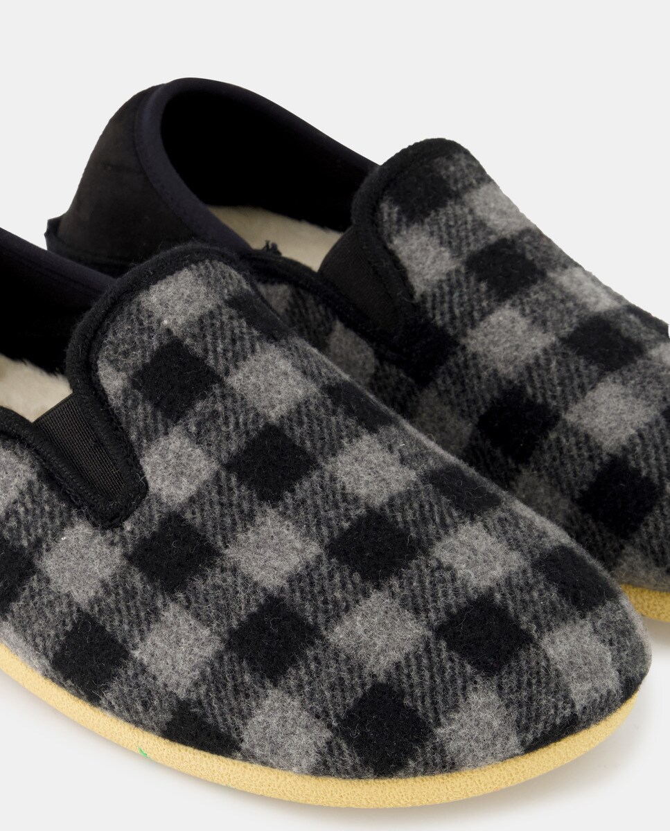 Pantufas Tipo Babuchas com Estampado aos Quadrados Cinzento-5