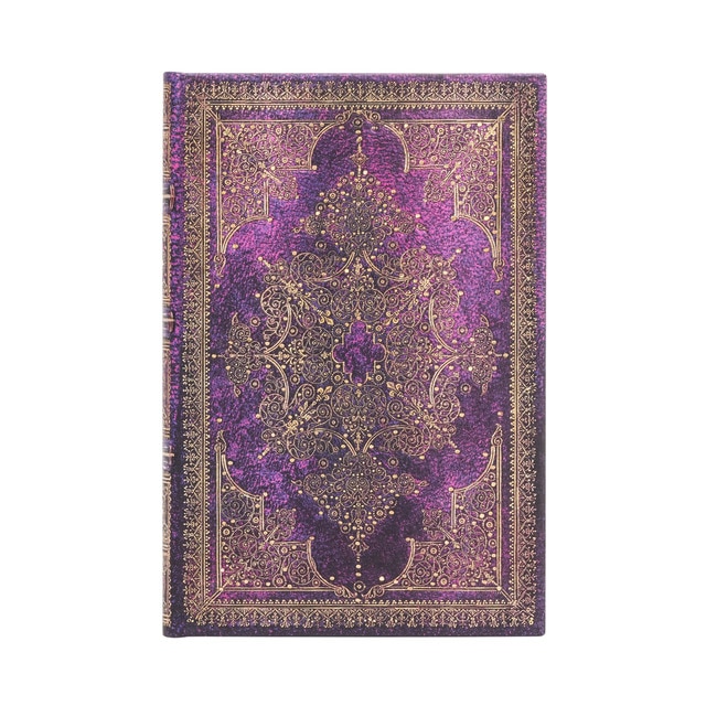 Libreta Bijou Mini (95x140x18mm) rayada de 176 páginas y cierre con banda elástica cortes del libro impresos Paperblanks berenjena y dorados.