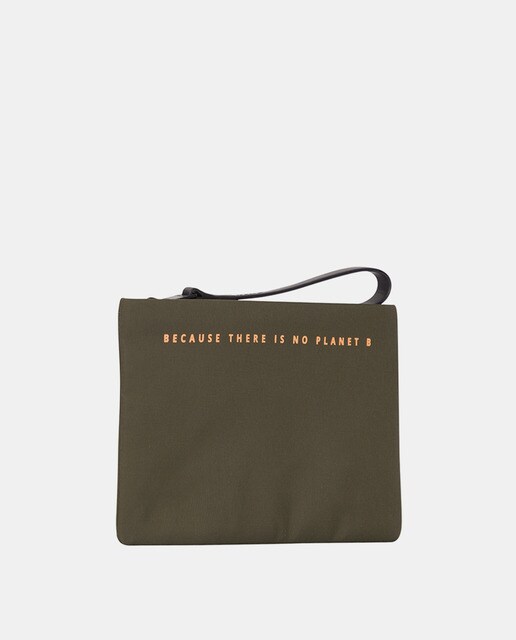 Pouch mediano de materiales reciclado en verde militar