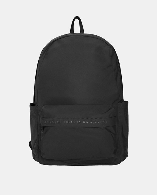 Mochila de materiales reciclados en negro con bolsillo frontal