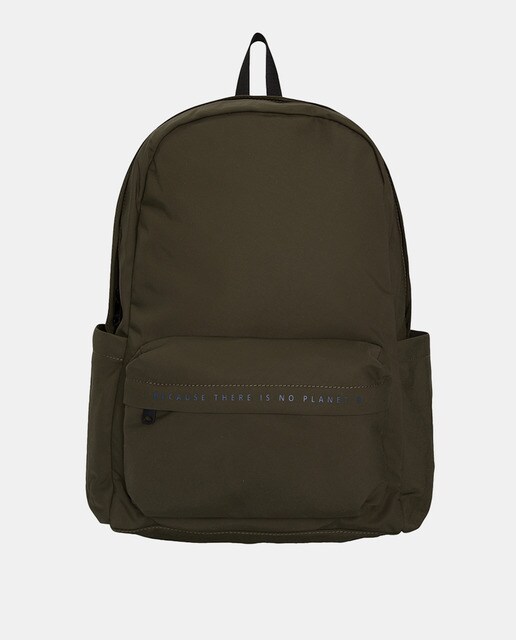 Mochila de materiales reciclados en verde militar con bolsillo frontal