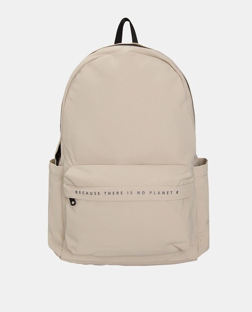 Mochila de materiales reciclados en topo con bolsillo frontal