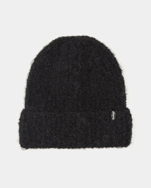 Gorro en negro con detalle de la marca