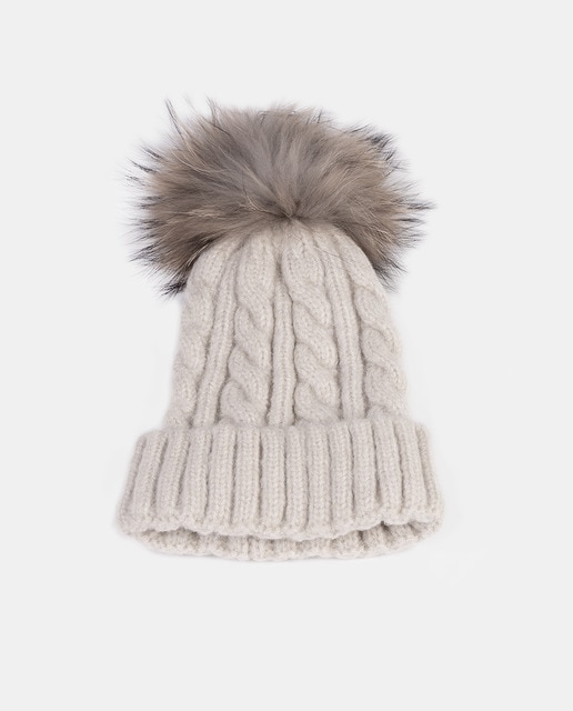Gorro de punto en beige con pompón de pelo natural