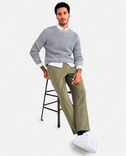 Pantalón chino de hombre, con cintura con goma y  ajustable. Fit ancho.