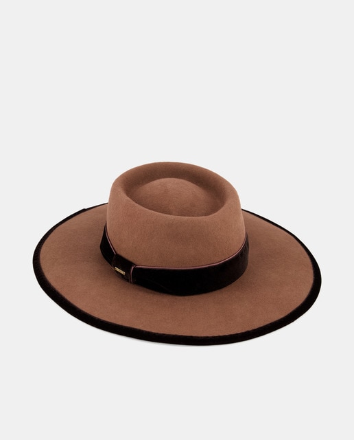 Sombrero de lana en camel con detalles de terciopelo