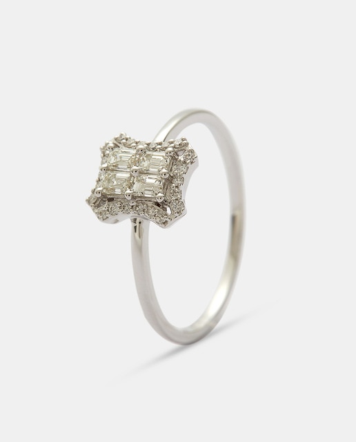 Anillo de oro y diamantes
