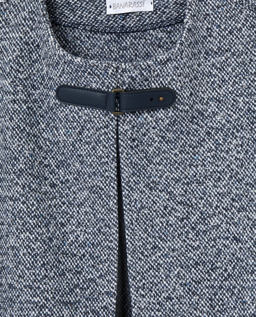 Capa azul marino jaspeado con trabilla en cuello