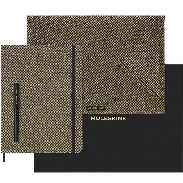 Estuche coleccionista Shine con una agenda sin fecha, sobre portadocumentos y pluma estilográfica Kaweco Moleskine en negro.