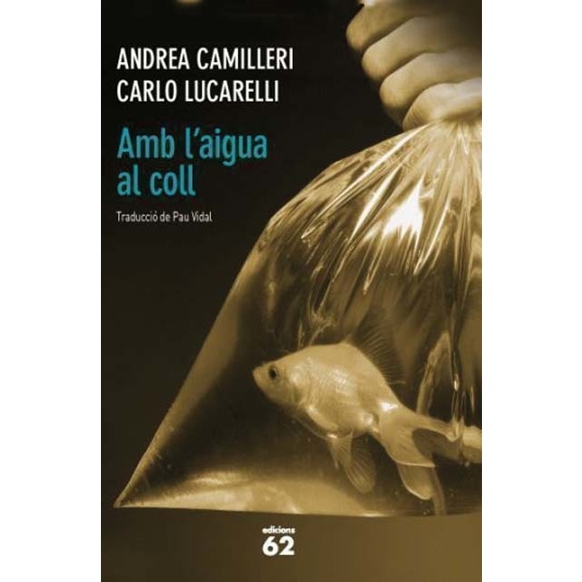Amb l'aigua al coll (Tapa blanda con solapas)