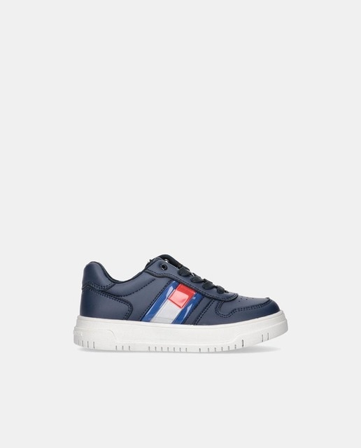 Zapatillas de niño en azul marino bajas tipo basket con logotipo lateral y suela de goma