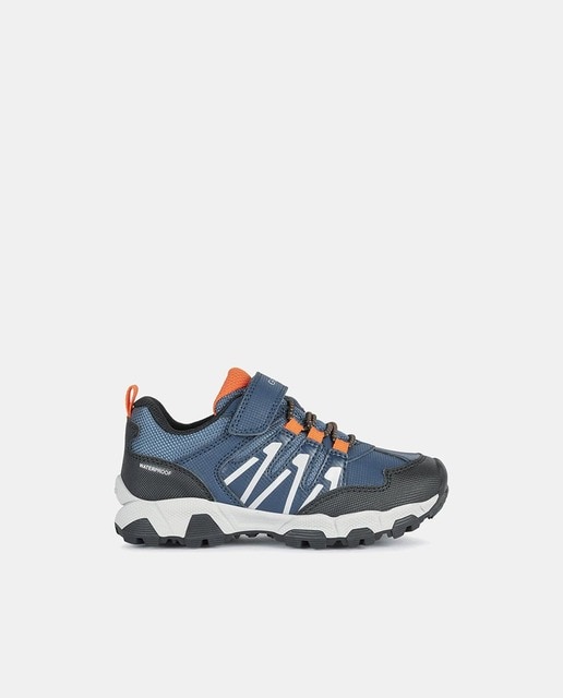 Zapatillas de niño en azul marino bajas tipo trekking con cierre adherente con cordones elásticos