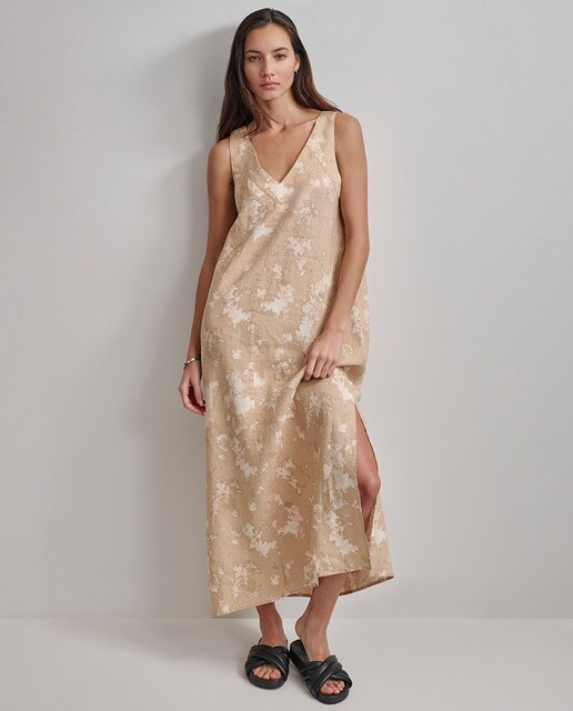 Vestido largo sin mangas con cuello de pico