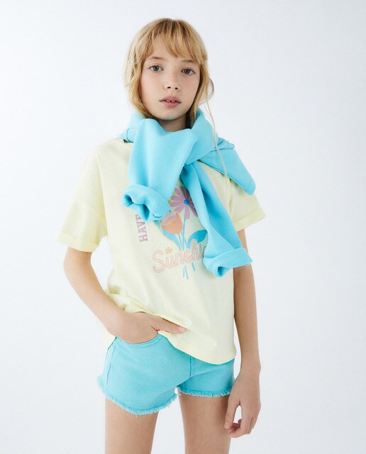 Camiseta de niña con manga corta y estampado delantero
